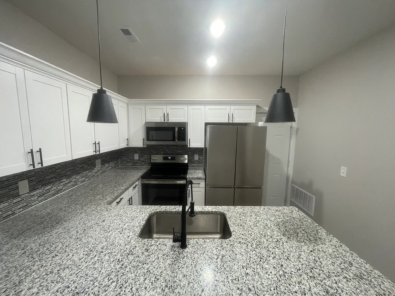 4 bed, 1026 sqft, $1,650 — Photo 2