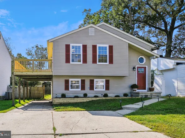 819 205th St, Pasadena, MD 21122