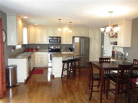 2nd image of 279 Walbrook Dr