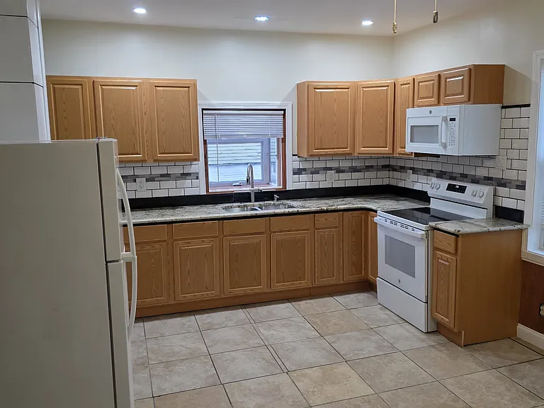 77 Ashland St #C — Photo 17
