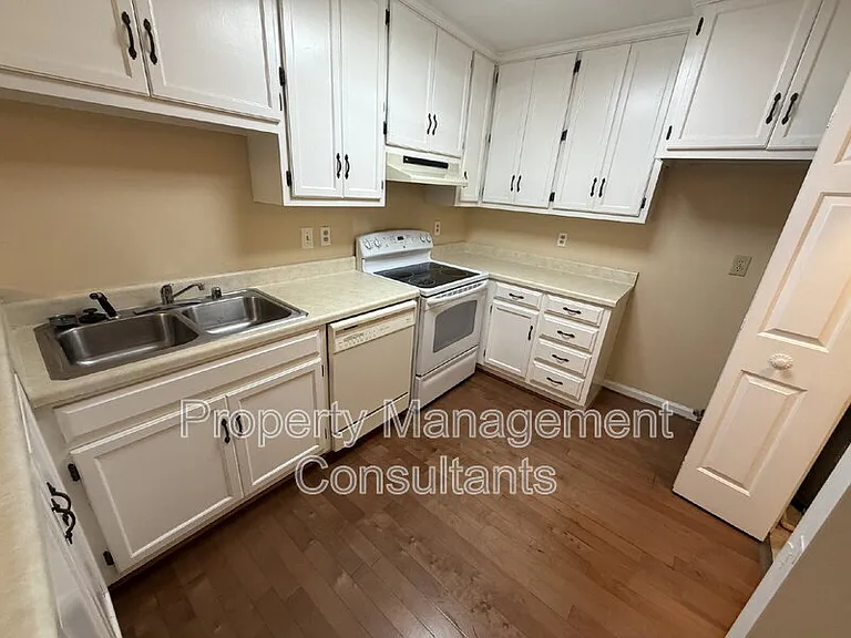 2083 Woodlawn Dr SW — Photo 7