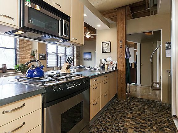5th image of 2804 N Lakewood #202