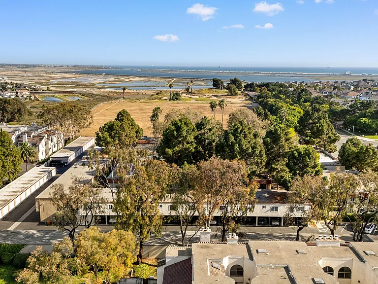 Los Patos Apartments — Photo 9