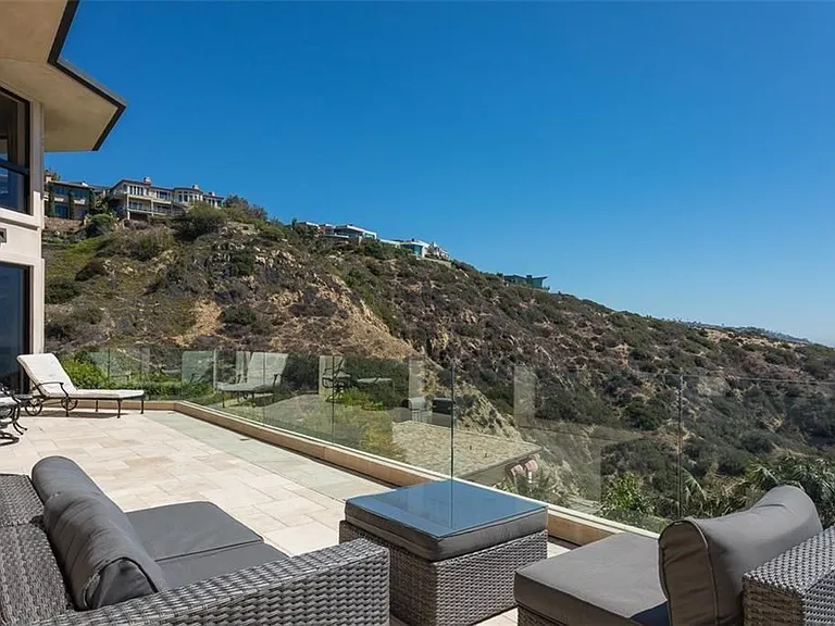 1326 Skyline Dr — Photo 13