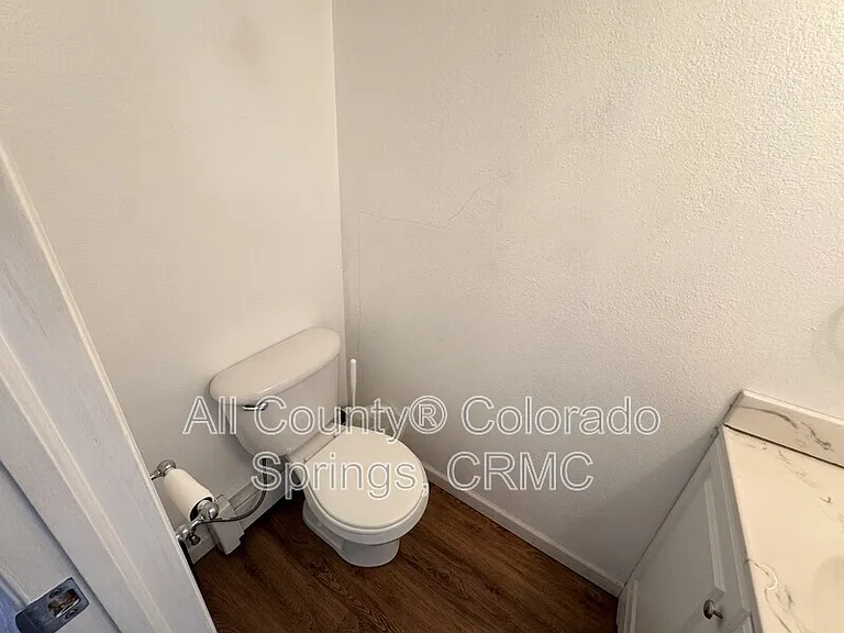 565 W Dale St — Photo 8