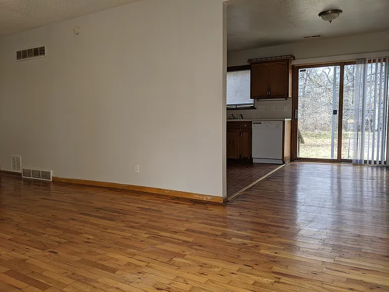 10614 Oakland Ave — Photo 2