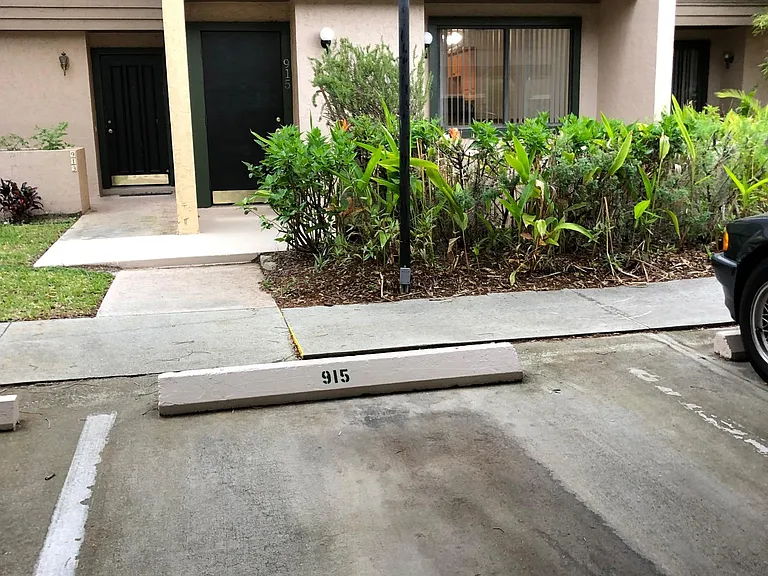 915 Sunridge Dr — Photo 3