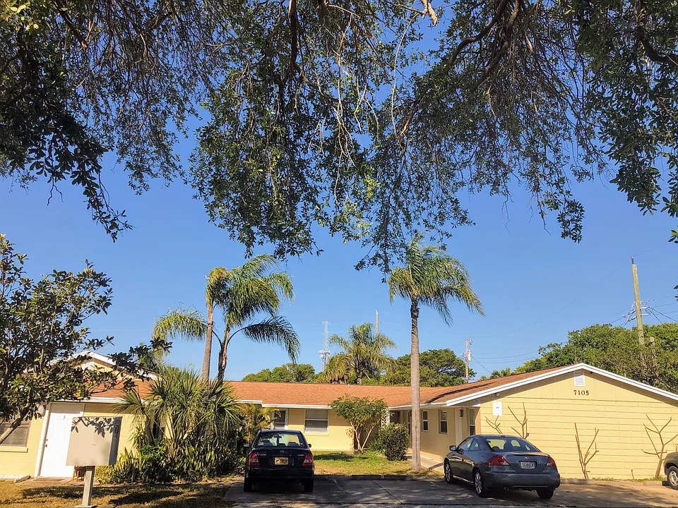 7105 Poinsetta Ave