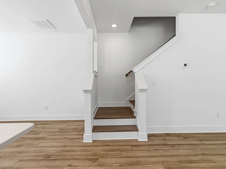 105 Cobden Ct — Photo 22