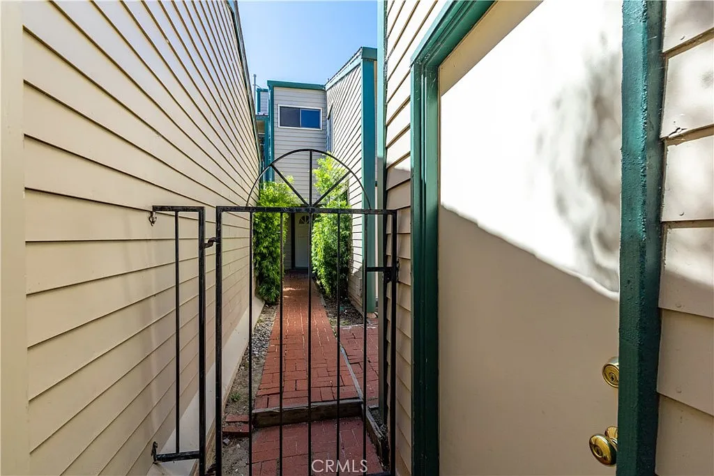 2 bed, 1.5 bath, 1322 sqft, $3,100 — Photo 3