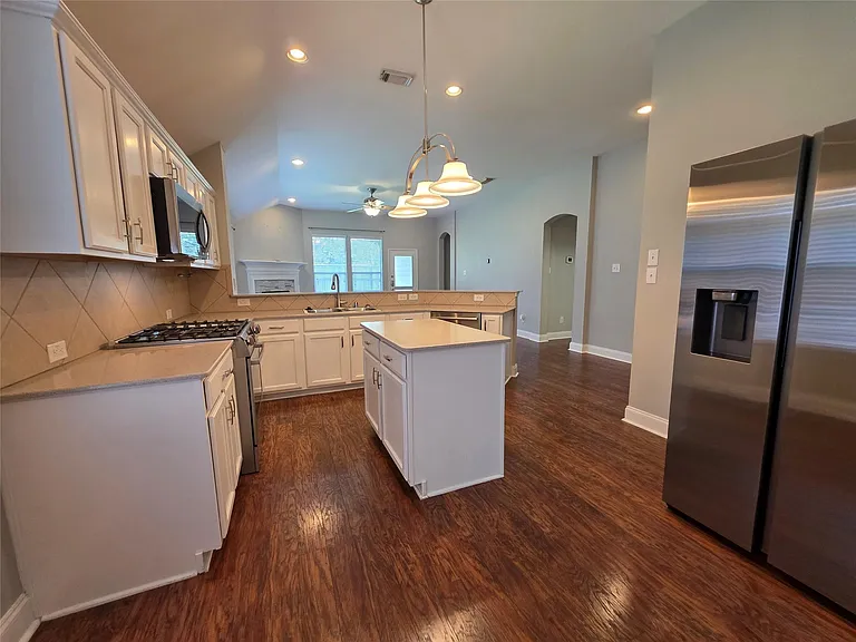 395 Livingstone Ln — Photo 3