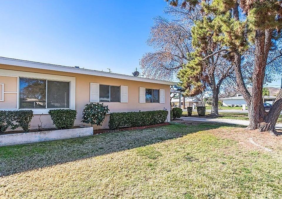 2nd image of 26015 Cherry Hills Blvd