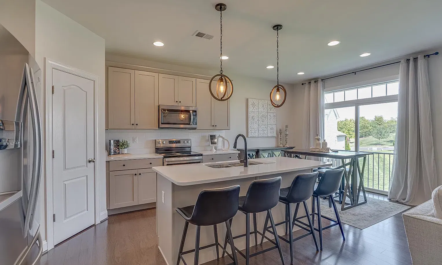 3 bed, 2.5 bath, 1500 sqft, $2,380 — Photo 3