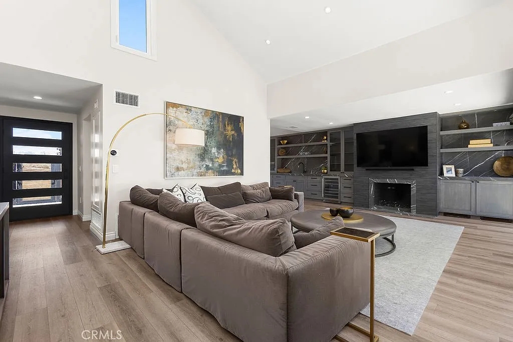 3 bed, 2.0 bath, 1589 sqft, $8,950 — Photo 4
