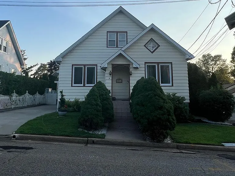 14 Nelson Ave — Photo 1