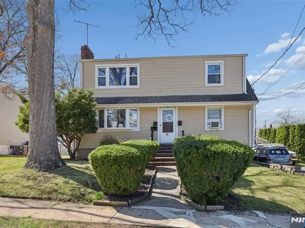 40 Ames Ave, Bergenfield, NJ 07621