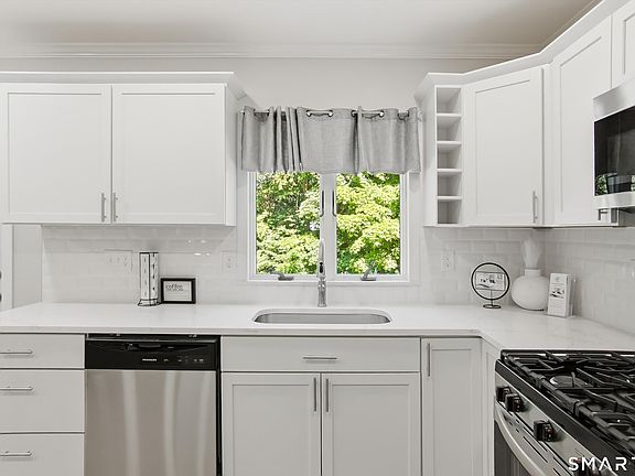 4th image of 16 Deepwood Drive