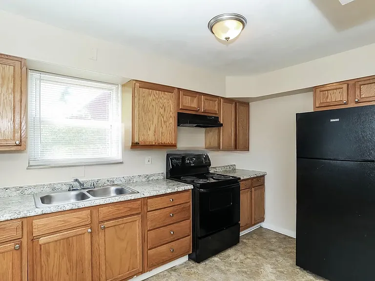 6526 W Carmen Ave — Photo 5