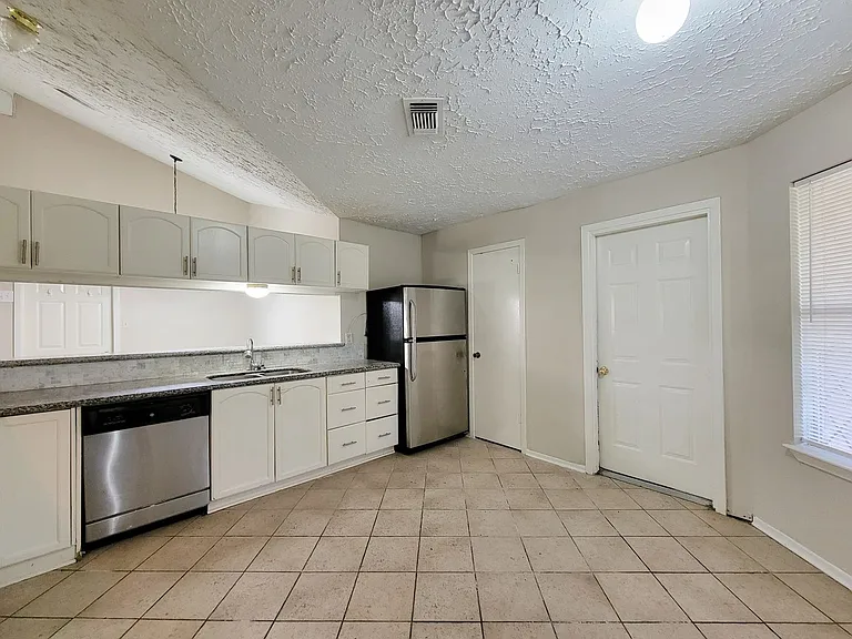 9415 Beckford Dr — Photo 7