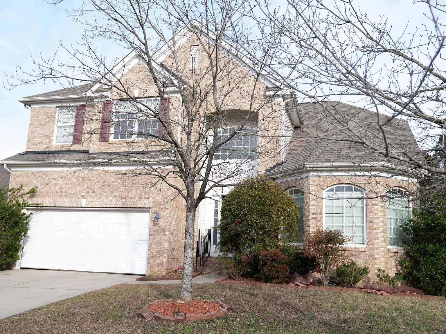 5 bed, 3.5 bath, 2909 sqft, $2,999 — Photo 2