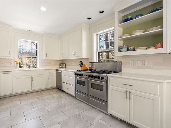 4th image of 140 Dudley St