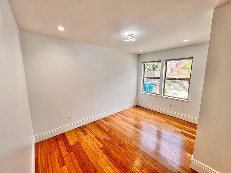 3271 Mission St #3 — Photo 2