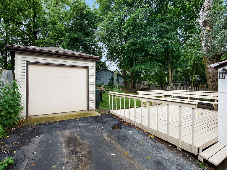 22W549 Emerson Ave — Photo 15