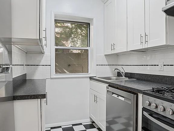 3rd image of 403 Henry St APT 1