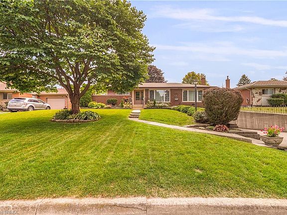 3rd image of 25 Brier Cres