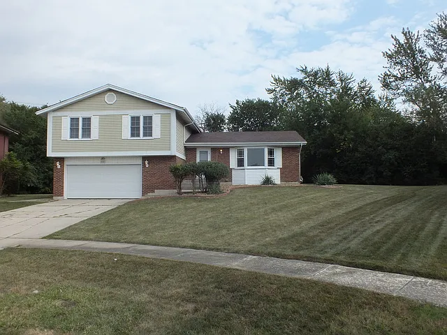 3101 Shagbark Ln photo 1