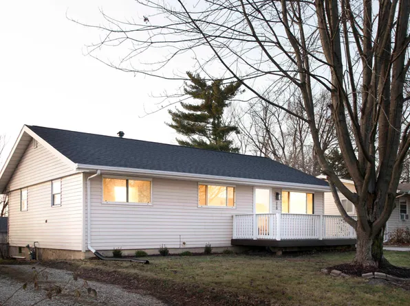 210 Belaire Dr, Washington, IL 61571