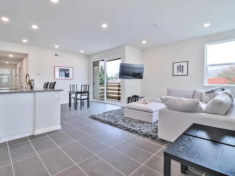 Mahuron Cir — Photo 2