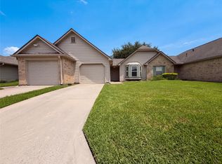 643 E Country Grove Cir, Pearland, TX 77584