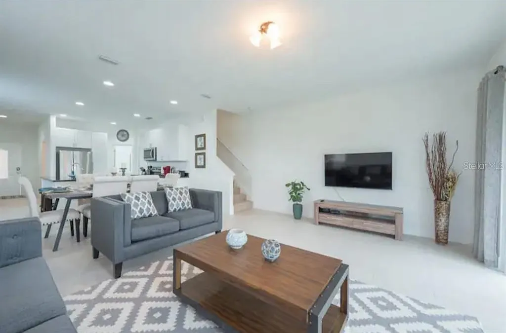 4 bed, 2.5 bath, 1948 sqft, $2,095 — Photo 2