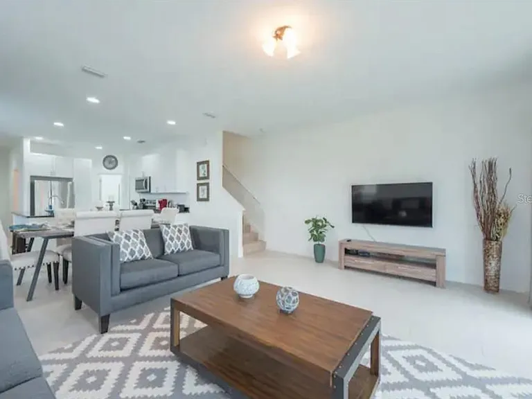 470 Lake Shore Pkwy — Photo 2