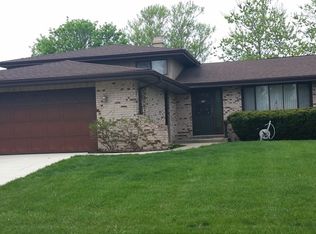 836 Kings Point Dr W, Addison, IL 60101