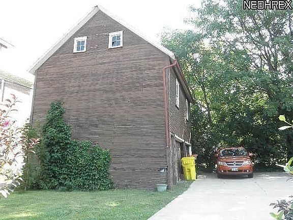 3rd image of 520 E 3rd St