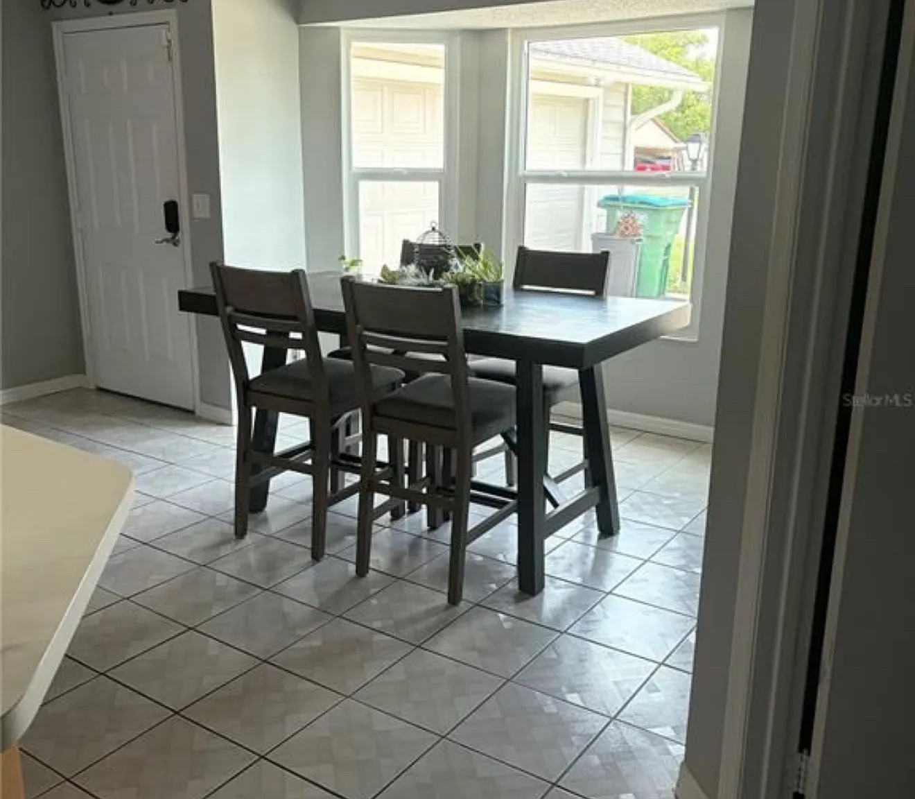 3 bed, 1298 sqft, $2,025 — Photo 3