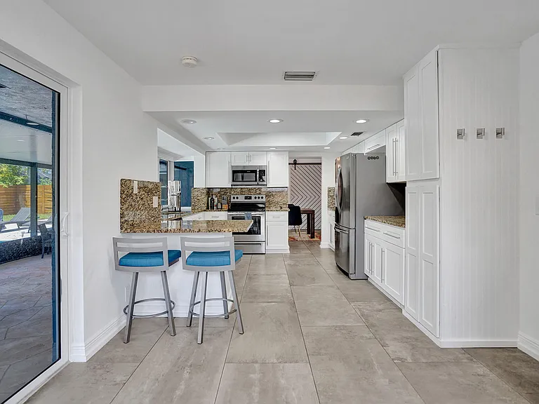 1201 SW 28th Ave — Photo 16