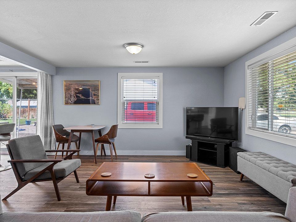 1st image of 1107 Acacia Ave