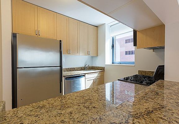 4th image of 235 W 48th St APT 10D