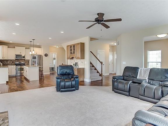 5th image of 423 Danbury Pl