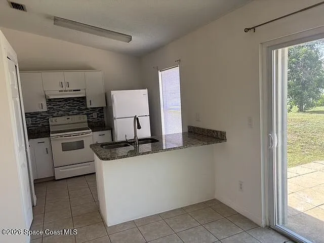 3 bed, 2.0 bath, 1068 sqft, $1,900 — Photo 4