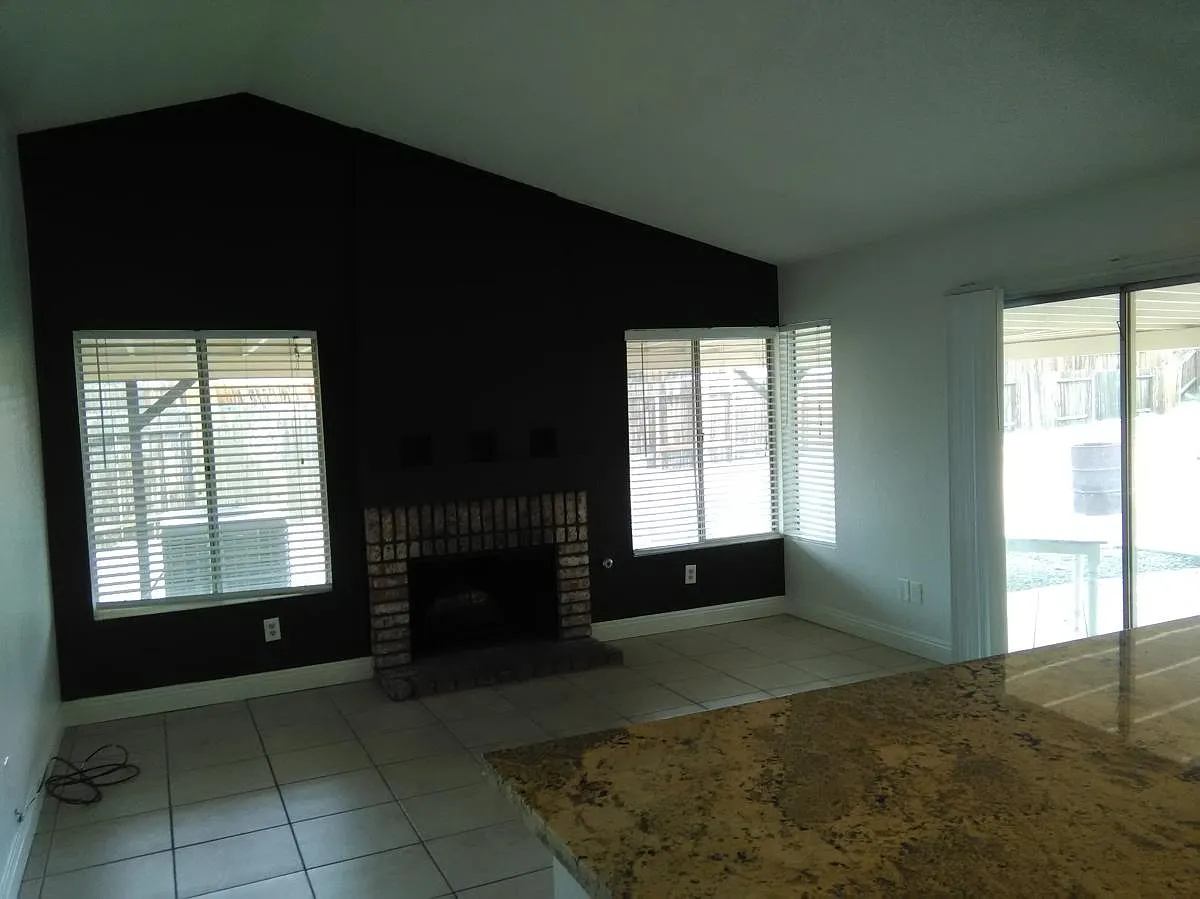 5 bed, 2045 sqft, $2,550 — Photo 4