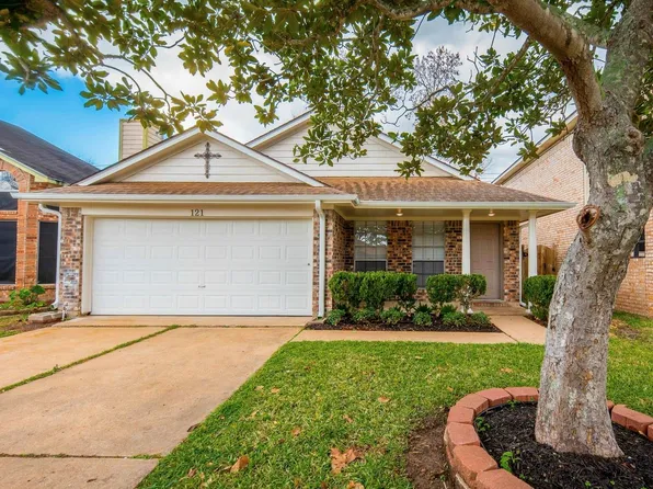 121 Coffee Ln, Lake Jackson, TX 77566