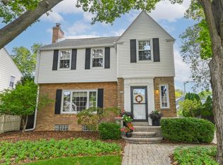 5064 N Santa Monica Blvd, Whitefish Bay, WI 53217