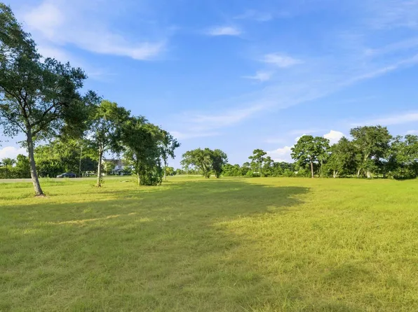 6255 Main St, Hitchcock, TX 77563