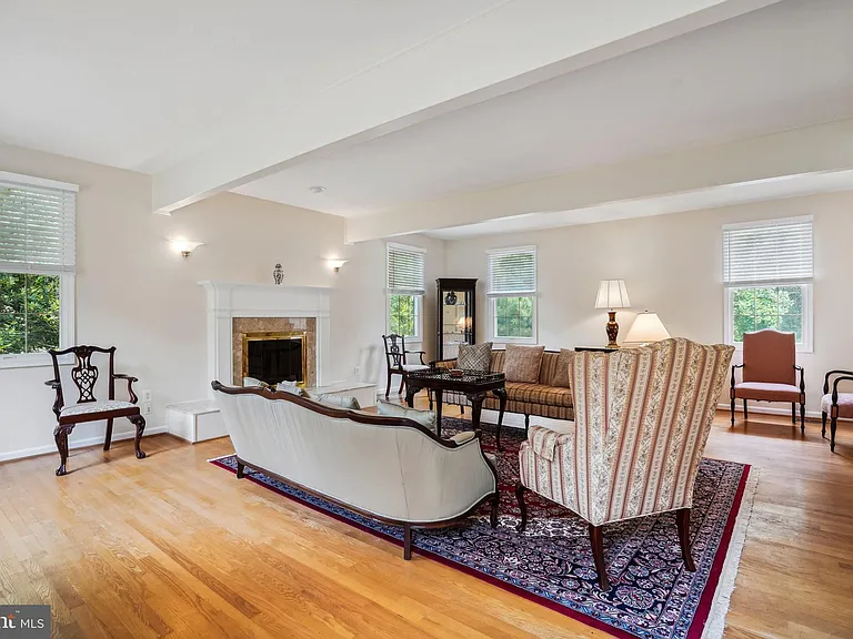 9708 Locust Hill Dr — Photo 10
