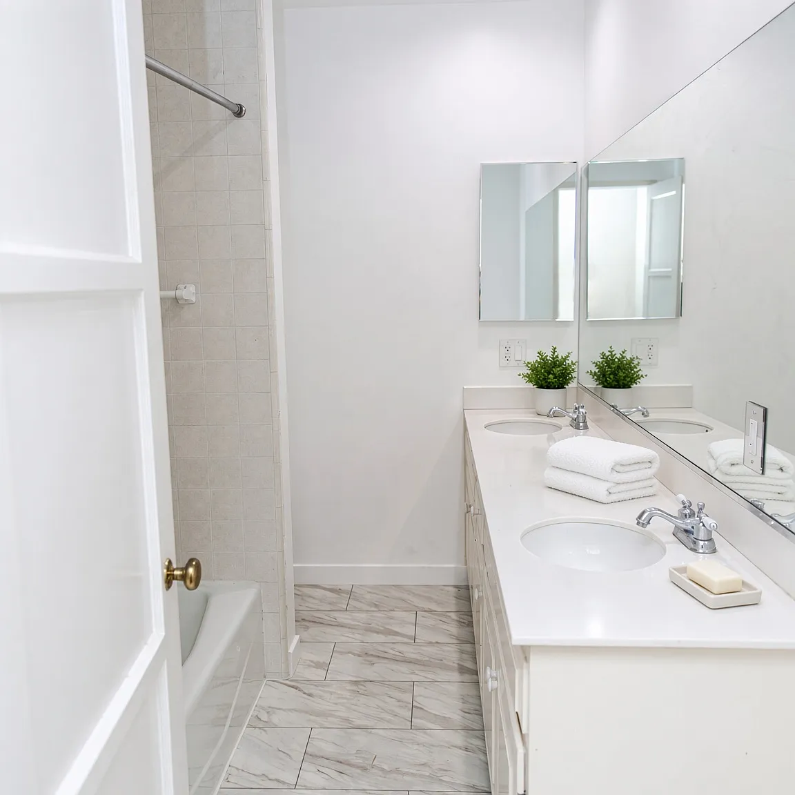 3 bed, 1384 sqft, $5,499 — Photo 4
