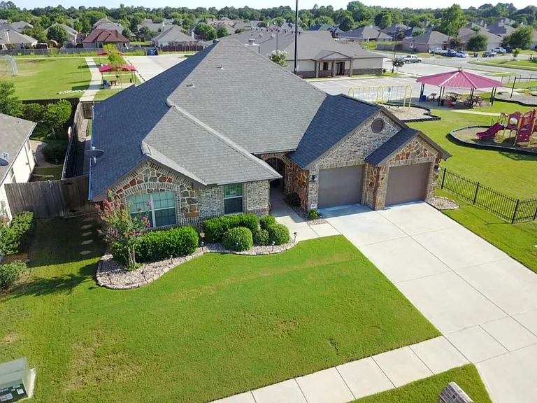 237 Glenview Dr — Photo 1